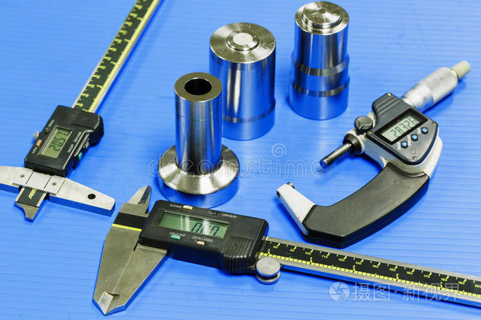 操作工準備測量設備檢查模具