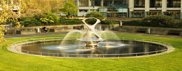 城市公園與一個高的噴泉